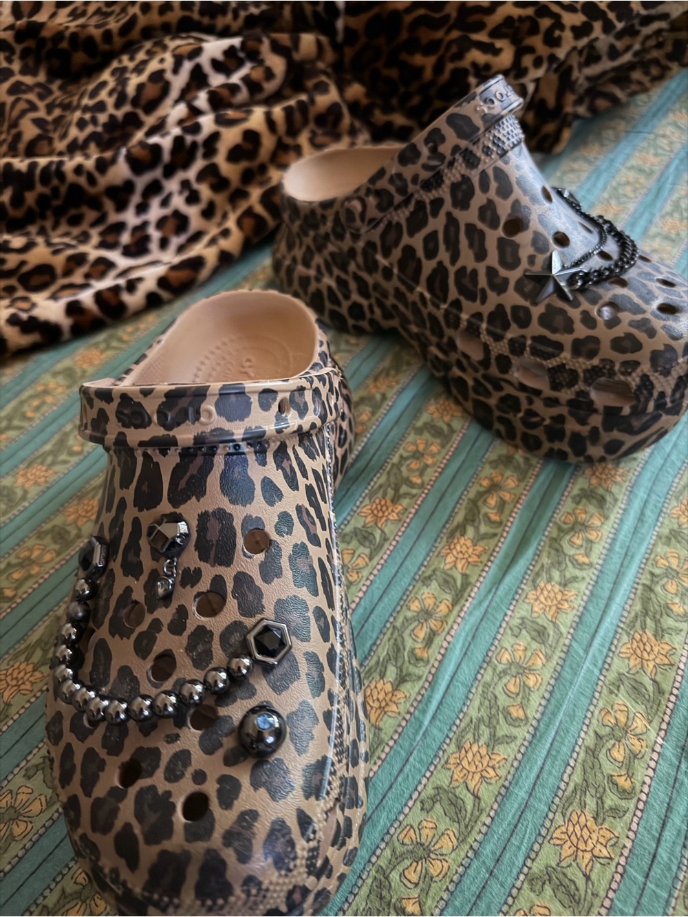 Ladies Leopard Print Clog Shoes with Star Chain Charms limited edition - Picture 2 of 4
